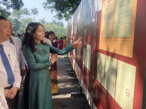Triển lãm hơn 200 lệnh, sắc lệnh, chữ ký, bút tích của Chủ tịch Hồ Chí Minh 